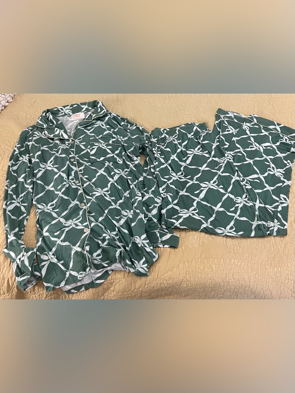 In my Sundays Evergreen Bows long sleeved long pants 2 pc Pajama Set size Large